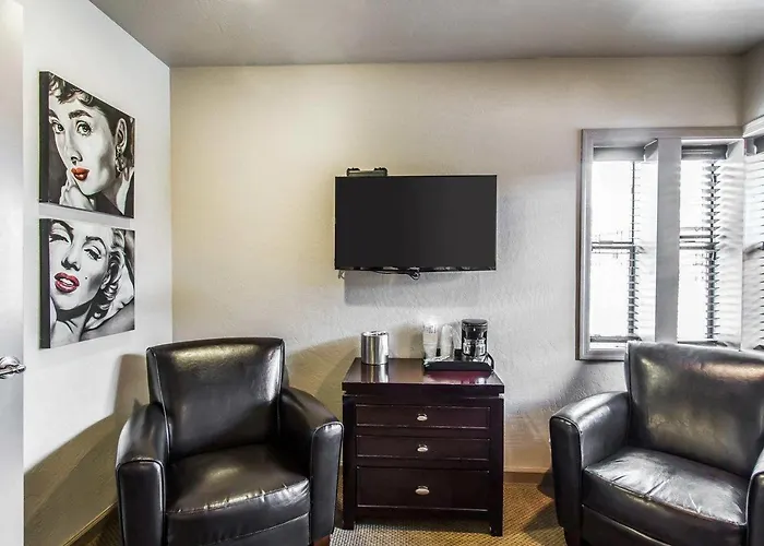 Rodeway & Downtowner-rte 66 Hotel 4*
